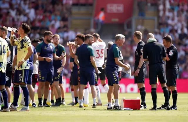 开云体育在线入口-热浪逼人比赛难受 英超各队有什么应对之策？